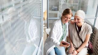 ¿Cómo apoyar a un adulto mayor con cáncer?