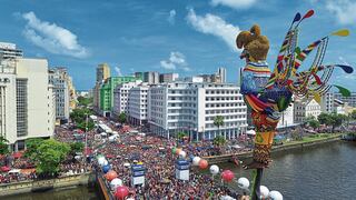 Brasil: Gallo encabeza el carnaval “mais grande do mundo” y no es en Río de Janeiro