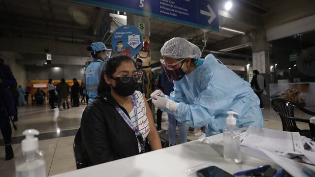 Metropolitano: así arrancó la vacunación contra el COVID-19 a mayores de 21 años en la Estación Central | FOTOS 