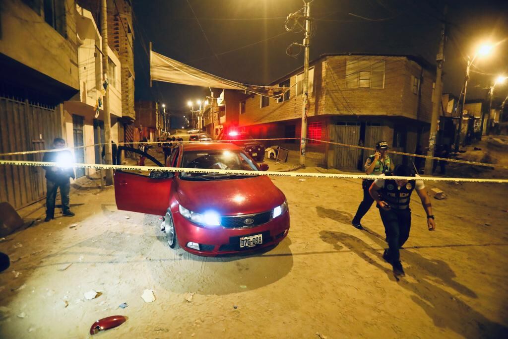 El dirigente y su pareja fueron asesinados en su carro.