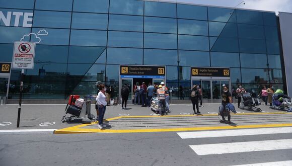 Pasajeros hacen largas colas para ingresar al aeropuerto Jorge Chávez. Foto: GEC/referencial