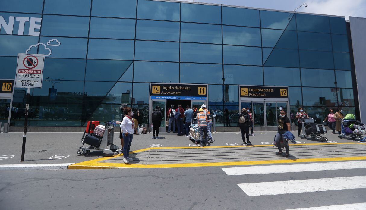 Pasajeros hacen largas colas para ingresar al aeropuerto Jorge Chávez. Foto: GEC/referencial