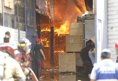 Más de 15 unidades de bomberos trabajan en controlar incendio en depósito de Cercado de Lima (FOTOS)