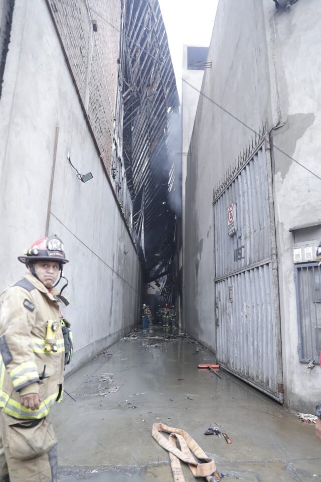 Más de 150 bomberos aún luchan por apagar incendio