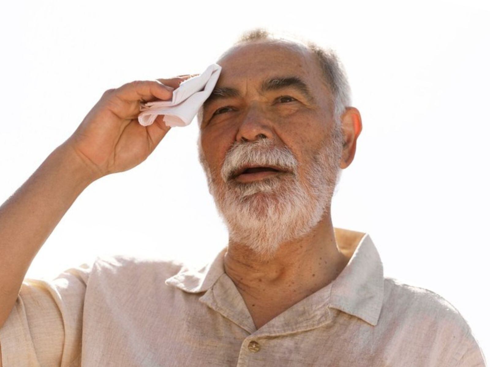 Los adultos mayores suelen ser las personas más afectadas por las altas temperaturas y los eventuales golpes de calor (Foto: Freepik)