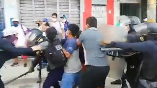 Iquitos: ambulantes se enfrentan a policías y no quieren dejar  mercado de Belén | VIDEO