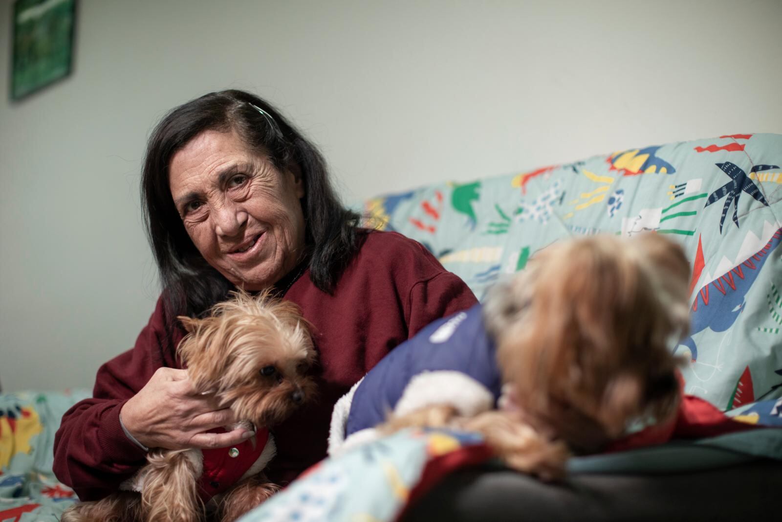 Rosario Castillo y sus dos mascotas en su casa de Pueblo Libre.