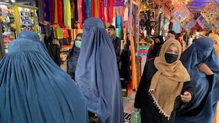 Talibanes prohíben a mujeres afganas viajar solas (deben ir con un hombre) y sin velo en taxis