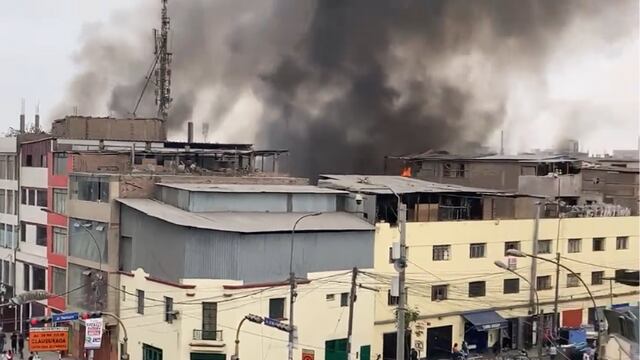 La Victoria: más de 10 unidades de bomberos atienden incendio en prolongación Huánuco
