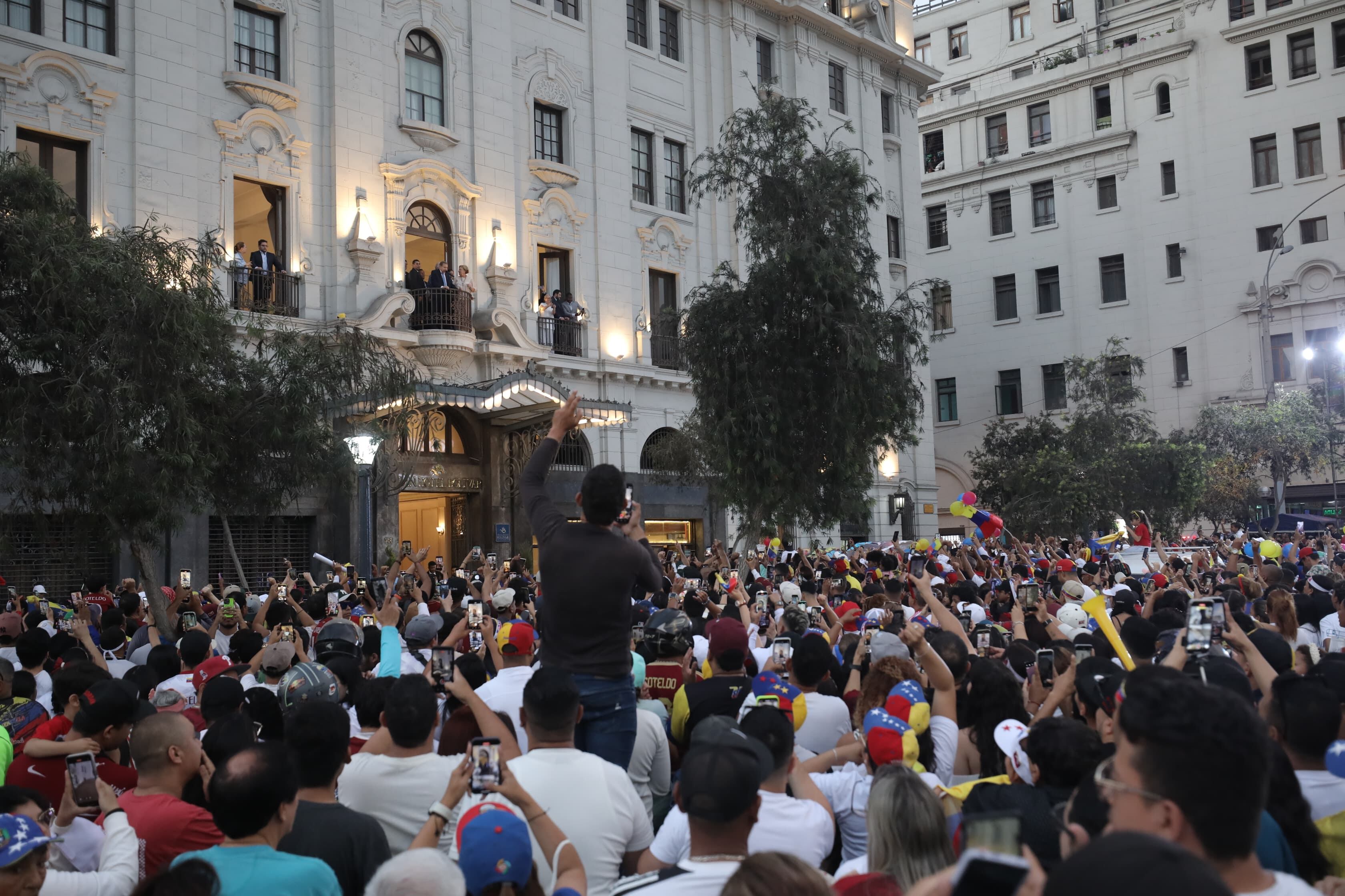 Venezolanos escuchan a Edmundo González en la Plaza San Martin (Fotos Britanie Arroyo / @photo.gec).