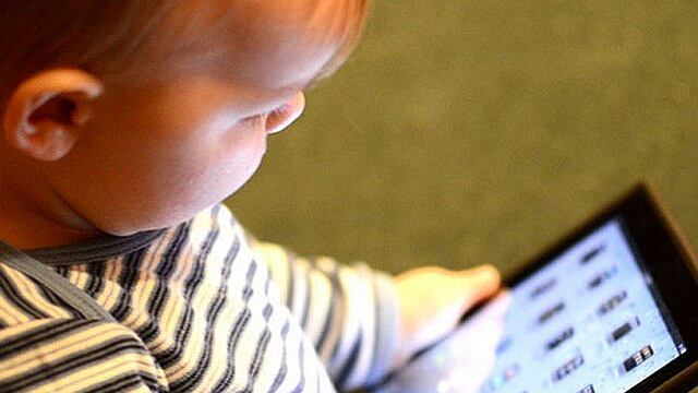 Uso de smartphones y tablets retrasa el desarrollo del habla en los niños
