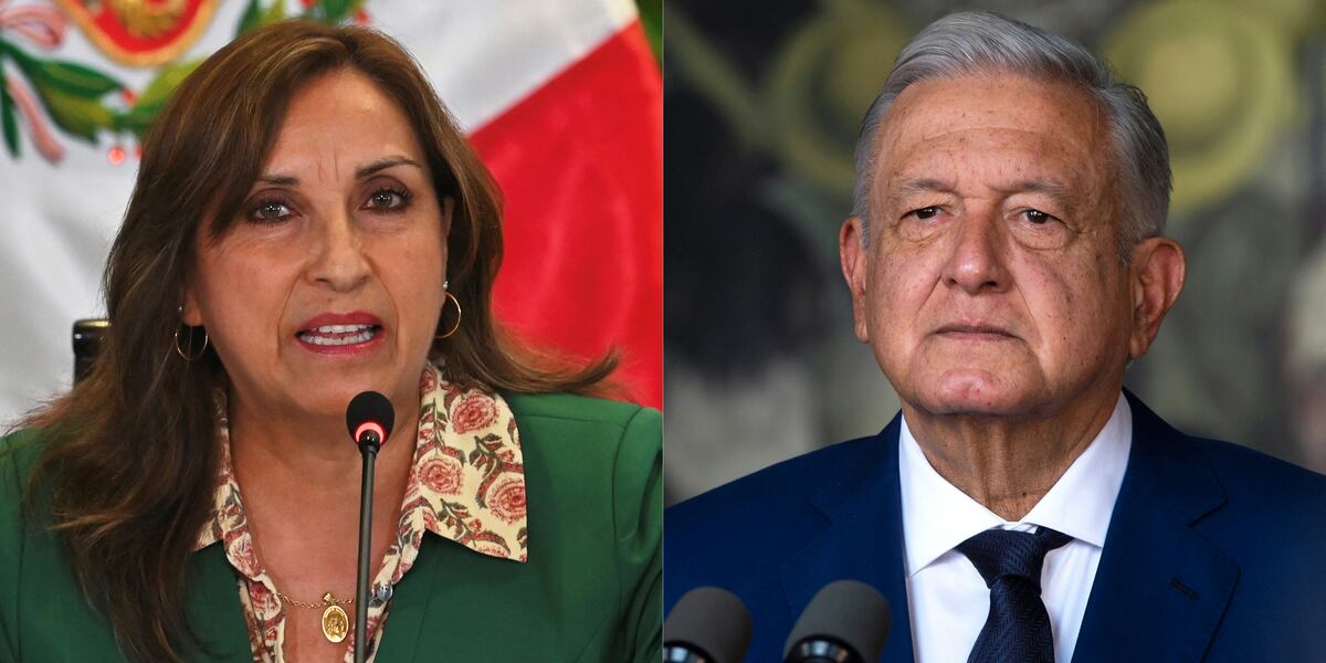 (IZQ) La presidenta de Perú, Dina Boluarte, hablando durante una conferencia de prensa y (DER) el presidente de México, Andrés Manuel López, durante el 4º Informe Anual de su gobierno, en el Palacio Nacional de la Ciudad de México. (Foto de Cris BOURONCLE y Folleto / varias fuentes / AFP)