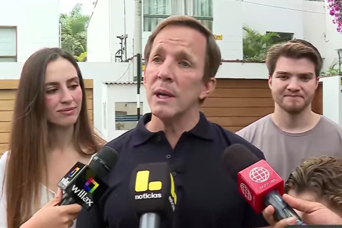 Francis Allison acudió a Villa María del Triunfo para desayunar con vecinos que lo acompañaron durante la campaña. (Foto: Captura / Latina Noticias)