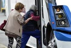 Consejos para que los adultos mayores se desplacen sin riesgos en calles y transporte