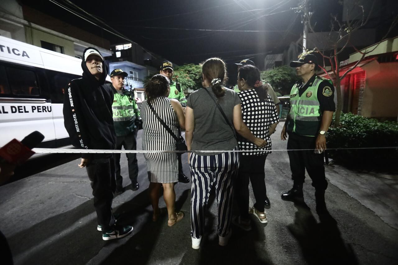 Sicarios asesinan de 4 disparos a un hombre dentro de su vehículo en la cuadra 5 de la calle Mariategui en Magdalena.
Fotos: César Grados/@photo.gec