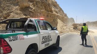 Piura: Policía de Carreteras retira inmensas rocas que cayeron en la vía tras sismo de 6,1