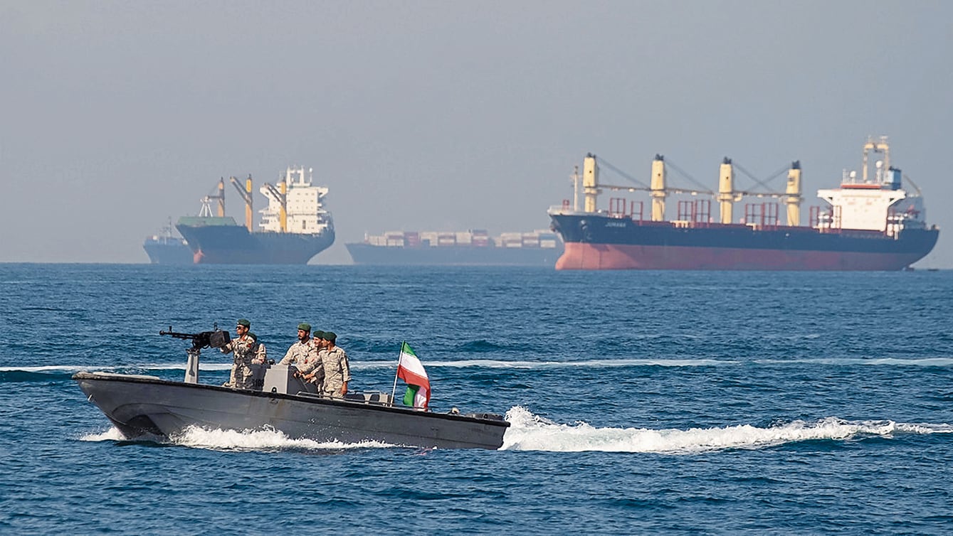 Irán toma acciones en el estrecho de Ormuz porque Estados Unidos bloquea sus puertos.