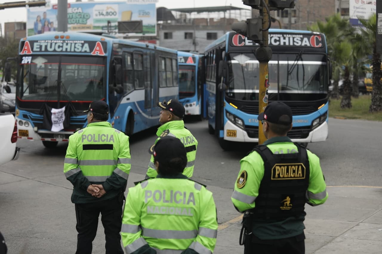 La Policía impidió el avance de buses que se desplazaban en caravana hacia el Centro de Lima. (Foto: El Comercio)