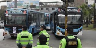 La Policía impidió el avance de buses que se desplazaban en caravana hacia el Centro de Lima. (Foto: El Comercio)