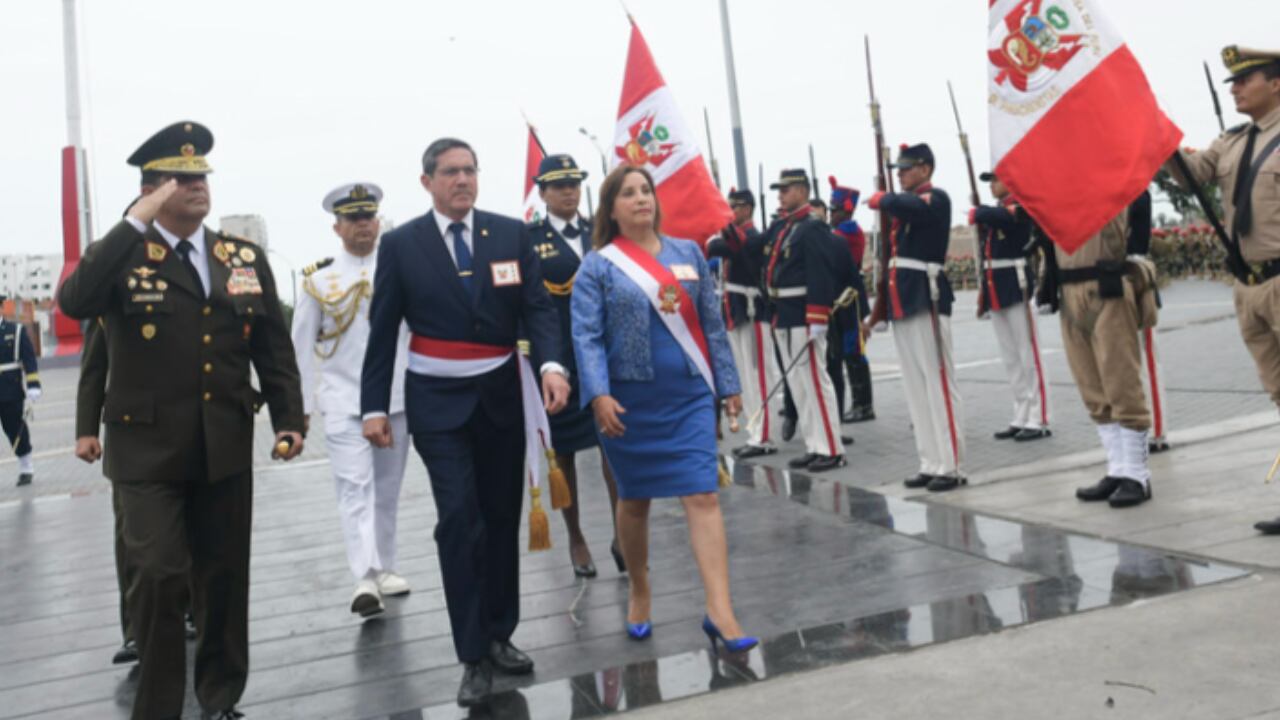 Dina Boluarte aseguró respaldo de las Fuerzas Armadas a la Policía Nacional para combatir la delincuencia.