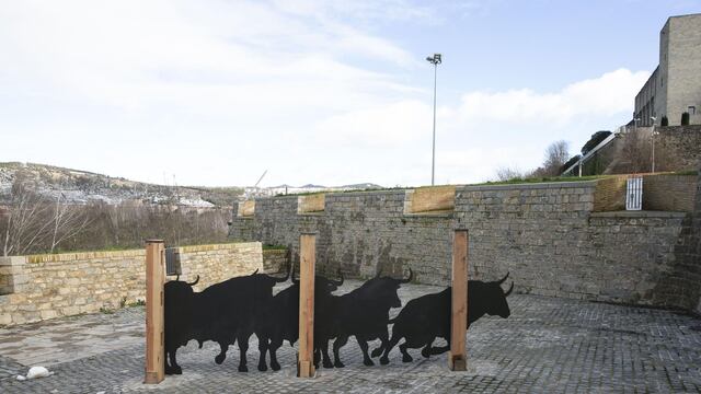 Cinco toros de metal, a escala real, asombran en corral de la Feria de San Fermín 