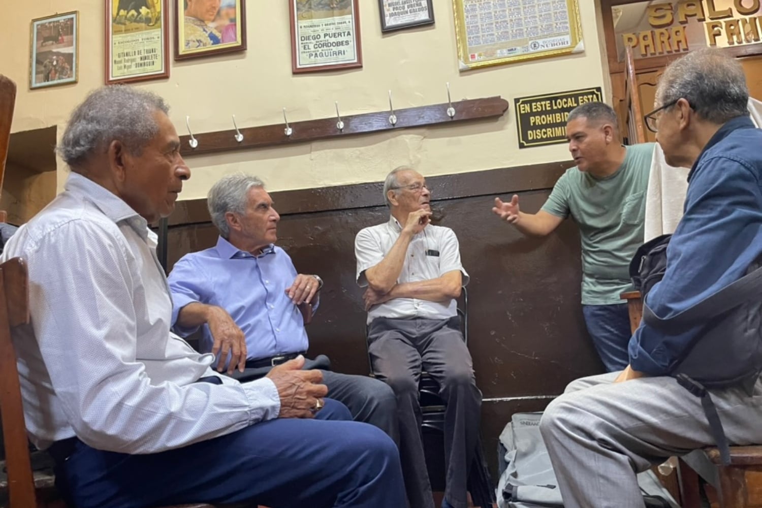 Héctor Chumpitaz, Juan Carlos Oblitas y Oswaldo 'Cachito' Ramírez, tres figuras de la Copa América de 1975, conversando con Miguel Villegas y Mario Fernández, periodistas de El Comercio en plenas grabaciones del documental "Fuimos Héroes". (Foto: archivo personal)
