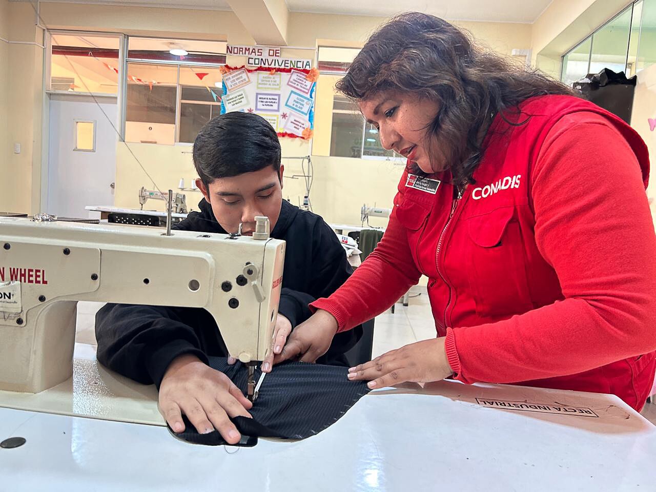 OJO| Jeremy Lima estudia el curso de Confección Textil en el Cetpro ASZ, del Consejo Nacional para la Integración de la Persona con Discapacidad (Conadis).
