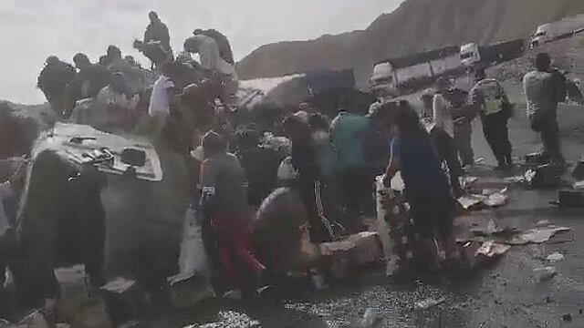 Policía rompe en llanto frente a saqueo de camión en Ica (VIDEO)