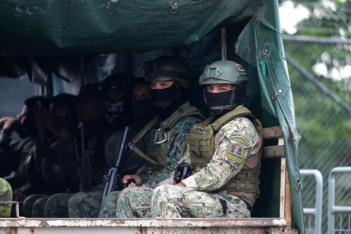 Soldados vigilan las afueras de la prisión Guayas 1 después de que seis reclusos fueran encontrados ahorcados dentro de un pabellón en Guayaquil, Ecuador, el 12 de abril de 2023. (Foto de Marcos PIN / AFP)