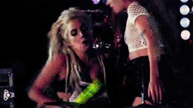 Vomitan sobre Lady Gaga en pleno concierto 
