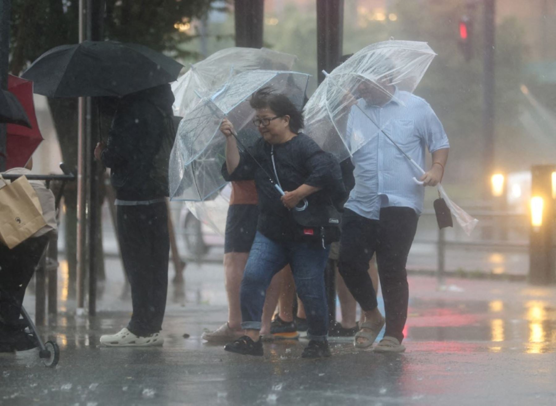 El tifón Dujuan registra vientos de 130 kilómetros por hora y lluvias torrenciales no antes vistas en los últimos años.