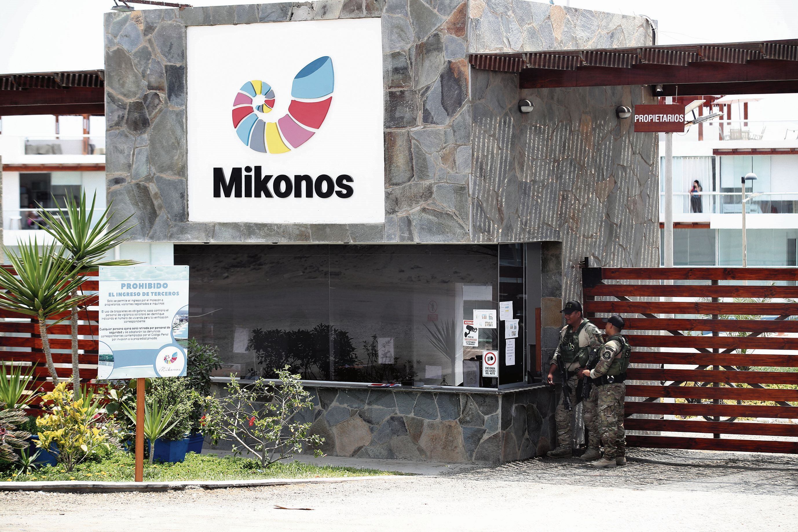 LIMA 17 DE ENERO DEL 2024
OPERATIVO DE PARTE DE LA POLICIA NACIONAL JUNTO AL COMANDO DE LA SUAT EN EL CONDOMINIO DE MIKONOS EN LA ZONA DE ASIA , UBICADO EN LA PARTE SUR DE CAÑETE. EN ESTE LUGAR SUPUESTAMENTE ESTUVO VLADIMIR CERRON ,LIDER DEL PARTIDO PERU LIBRE Y HOY CONSIDERADO PROFUGO DE LA JUSTICIA.