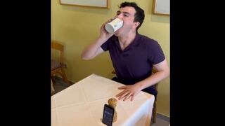 Toma taza de café caliente en 3,12 segundos y establece nuevo récord Guinness | VIDEO