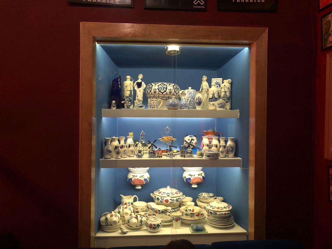 Bar "Los Perros" está decorado con varios elementos que su dueña adquirió en sus viajes por diversas partes del mundo. Esta vajilla se la regaló su suegra.