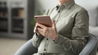 Recomendaciones para guiar a nuestros adultos mayores en el uso de dispositivos móviles