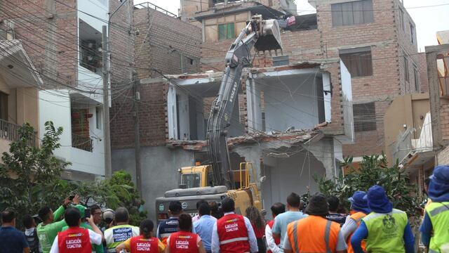 San Juan de Lurigancho: casa de dos pisos que obstruía vía pública fue demolida | VIDEO 