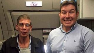 Lo secuestran en avión y se toma foto feliz con su captor [VIDEO]  