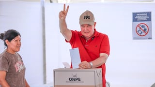 Candidato Rafael López Aliaga emite su voto en San Isidro