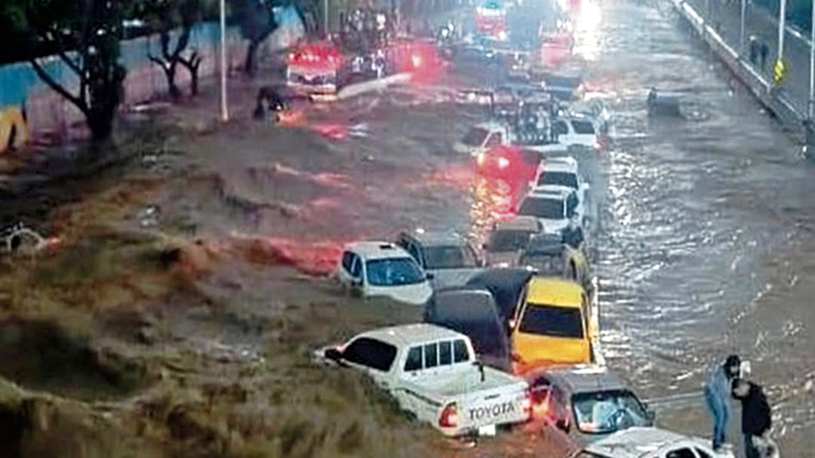 Tras el terremoto de semanas atrás, los venezolanos soportan ahora la inclemencia de las lluvias.