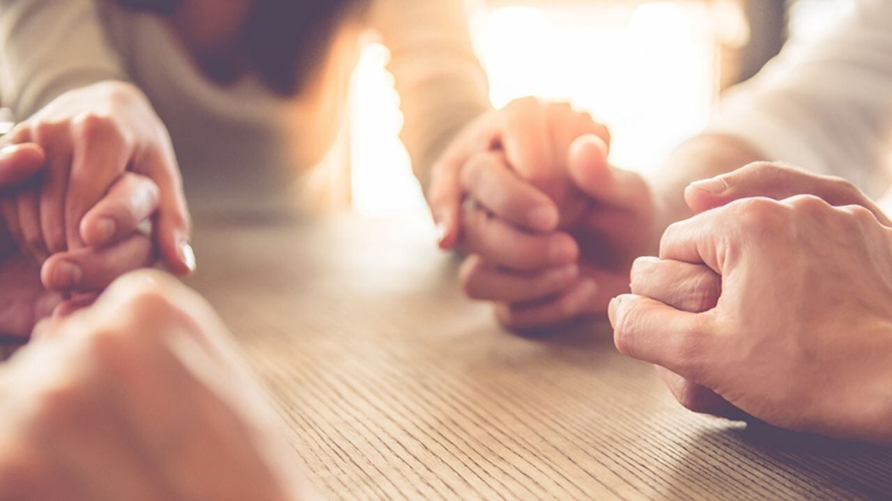 Esta oración implica la canalización de pensamientos y energía positiva hacia una persona enferma, independientemente de la ubicación física.