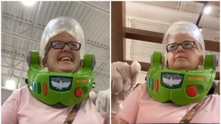 Se pone un casco de Buzz Lightyear para comprar durante la cuarentena y se vuelve viral