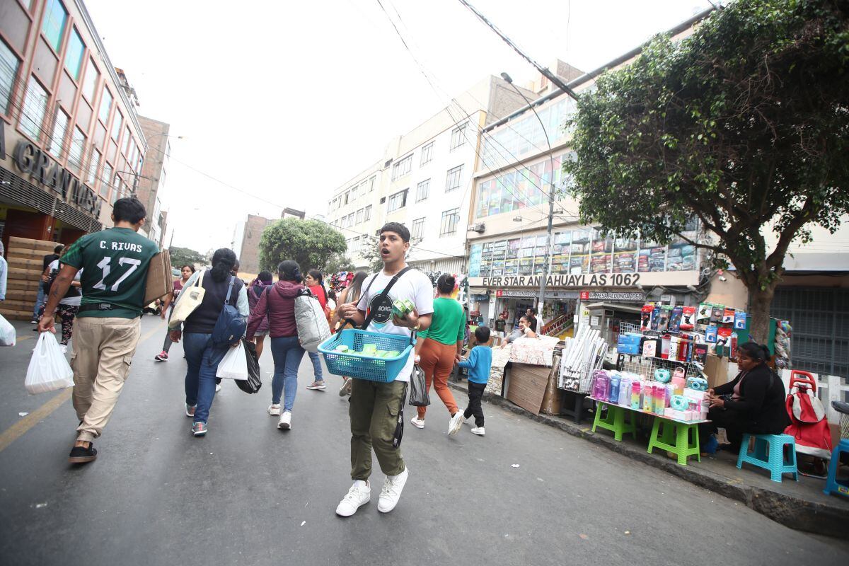 LIMA 27 DE JUNIO DEL 2023
AMBULANTES INFORMALES VUELVEN A INVADIR LAS CALLES Y JIRONES DEL CENTRO DE LIMA. LA REUBICACION QUE DIO EL ALCALDE DE LIMA RAFAEL LOPEZ ALIAGA ,FRACASO Y NUEVAMENTE EL COMERCIO INFORMAL INVADE ALGUNOS JIRONES DE MESA REDONDA Y ALREDEDORES.