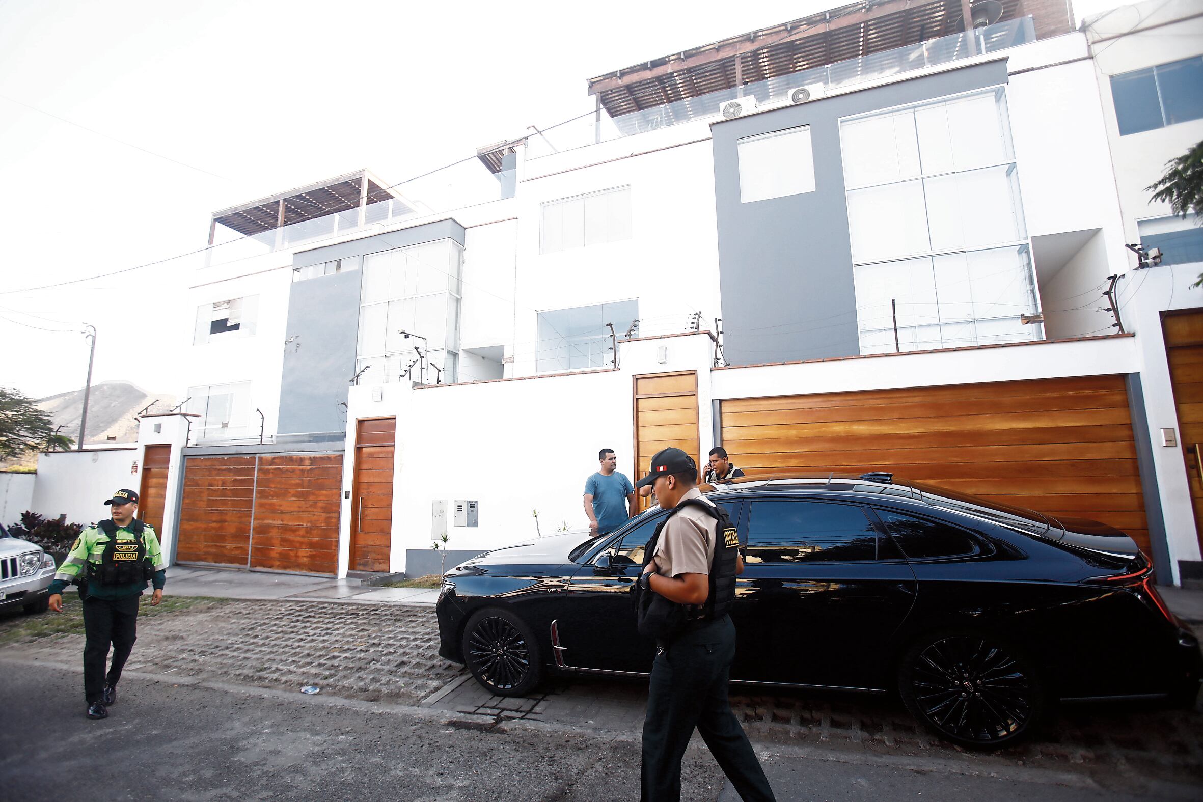 La casa del ministro del Interior, Juan Santiváñez, ubicada en La Molina, fue intervenida por personal del Ministerio Público. La diligencia se inició alrededor las 5:30 de la madrugada, en el marco de la investigación por el presunto delito de abuso de autoridad.