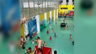 Presos convirtieron el patio de una cárcel en una piscina en Ecuador | VIDEO