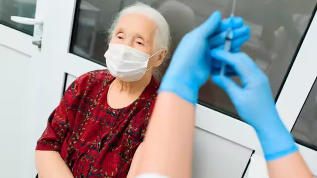 Adultos mayores sin vacuna en alto riesgo: más de 300 mil no han recibido ninguna dosis