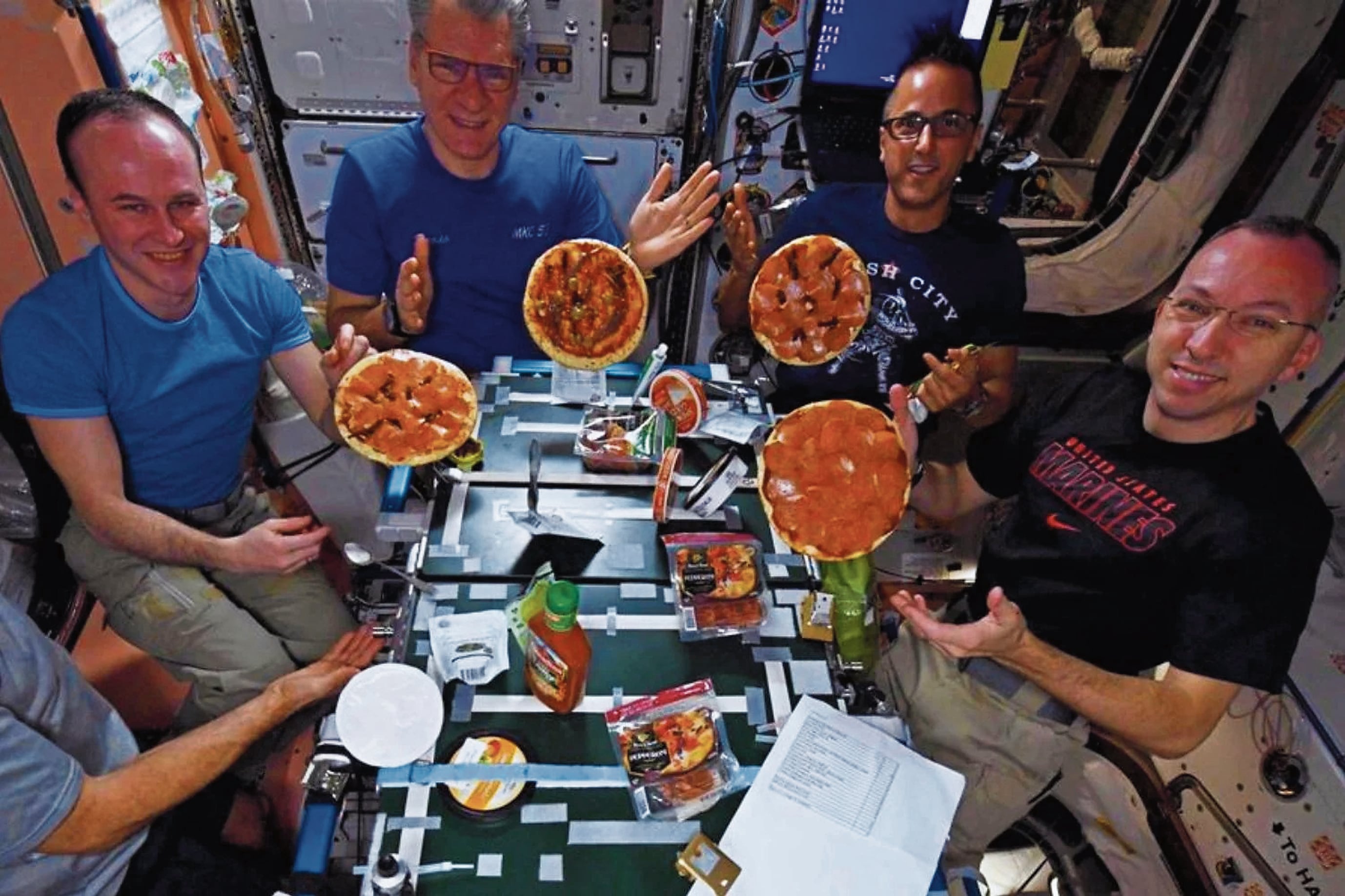 4 astronautas orbitan la Luna 10 días en Orión: la odisea lunar del selfie y el Wi‑Fi perdido