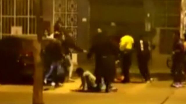Cercado de Lima: hombres ebrios se agarran a golpes al salir de discoteca durante toque de queda | VIDEO