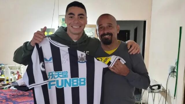 Miguel Almirón, del Newcastle, regala su camiseta a vecino que le prestó traje para quinceañero