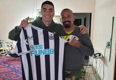 Miguel Almirón, del Newcastle, regala su camiseta a vecino que le prestó traje para quinceañero