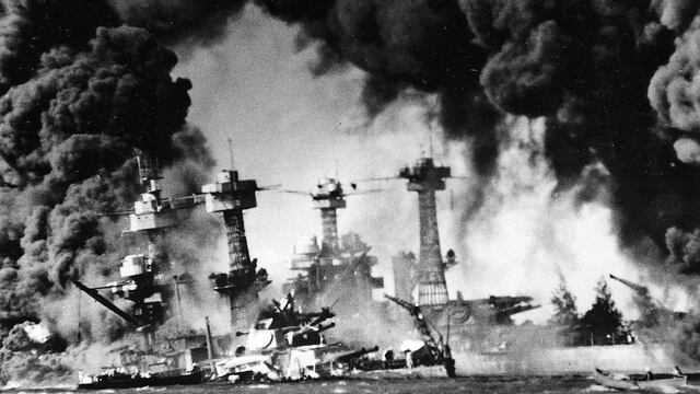 ​Buzos intentan recuperar cuerpos de un avión que atacó Pearl Harbor